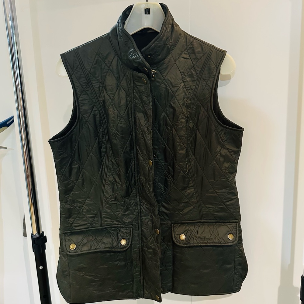 Barbour® Women’s Fleece Betty Gilet Vest
The diamond-quilted green size 8.